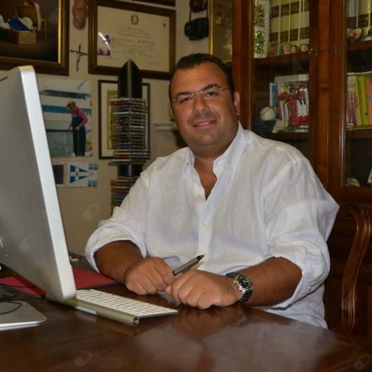Il Dott. Francesco Liuzza nel suo studio